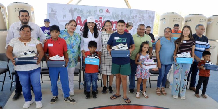 Entrega Alcaldesa de La Paz apoyos sociales a los habitantes de La Matanza