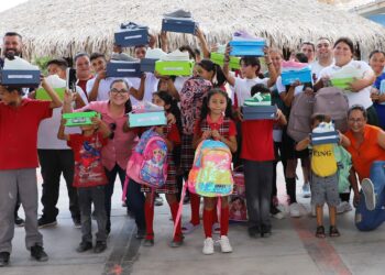 Entrega DIF La Paz apoyos a los habitantes de Los Dolores