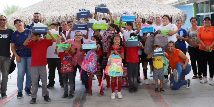 Entrega DIF La Paz apoyos a los habitantes de Los Dolores