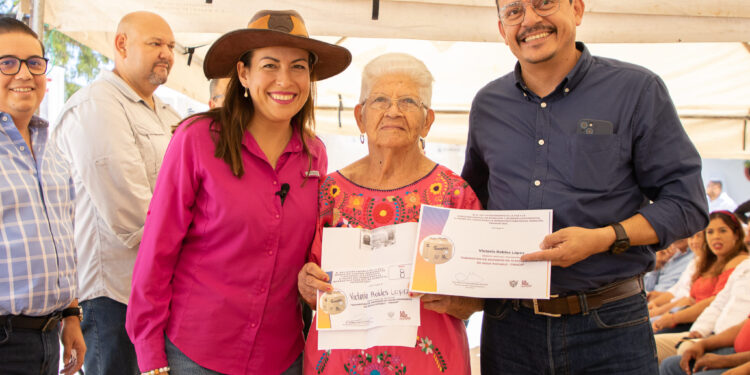 Entrega Milena Quiroga dos camiones recolectores de basura en San Antonio y El Carrizal