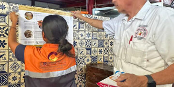 CONTINÚA COEPRIS REALIZANDO FOMENTO SANITARIO EN COMERCIOS DE LOS CABOS TRAS RECIENTES LLUVIAS