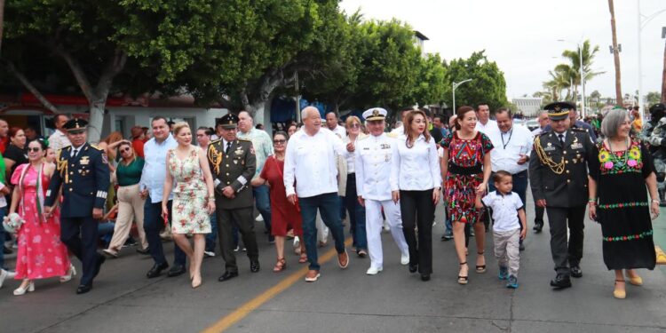 ENCABEZA VÍCTOR MANUEL CASTRO COSÍO DESFILE CÍVICO-MILITAR CONMEMORATIVO AL 16 DE SEPTIEMBRE