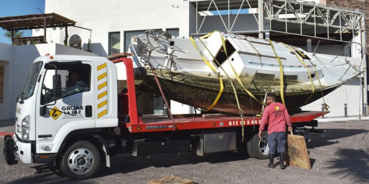 Se suma Ayuntamiento a la campaña de retiro de embarcaciones abandonadas en Bahía de La Paz