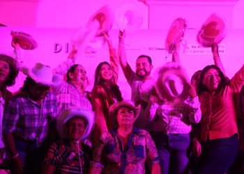 Marchan para concientizar y luchar contra el Cáncer de Mama en Los Cabos
