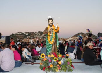 Con ceremonia religiosa y procesión hasta el simbólico Arco de Cabo San Lucas, rinden homenaje a San Lucas Evangelista