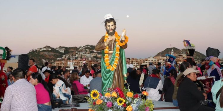 Con ceremonia religiosa y procesión hasta el simbólico Arco de Cabo San Lucas, rinden homenaje a San Lucas Evangelista