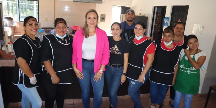Recorre directora del DIF, Linda Montaño, los “Desayunadores Escolares” en San José del Cabo