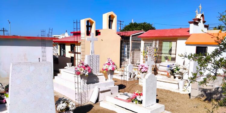 Gobierno de Los Cabos trabaja en la limpieza de panteones en CSL