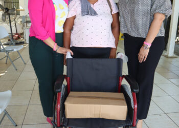 Entregó SMDIF Los Cabos sillas de ruedas a personas con discapacidad