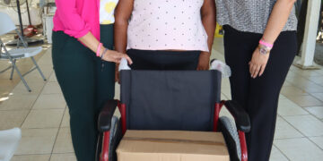 Entregó SMDIF Los Cabos sillas de ruedas a personas con discapacidad