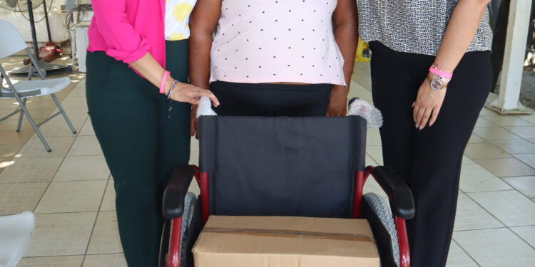 Entregó SMDIF Los Cabos sillas de ruedas a personas con discapacidad