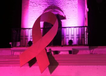 Se iluminó color rosa el Palacio Municipal de Los Cabos