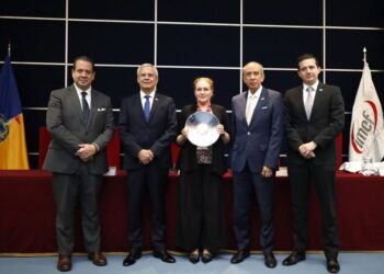 Académica de la UABCS recibe prestigioso premio internacional por su destacada contribución al desarrollo financiero global