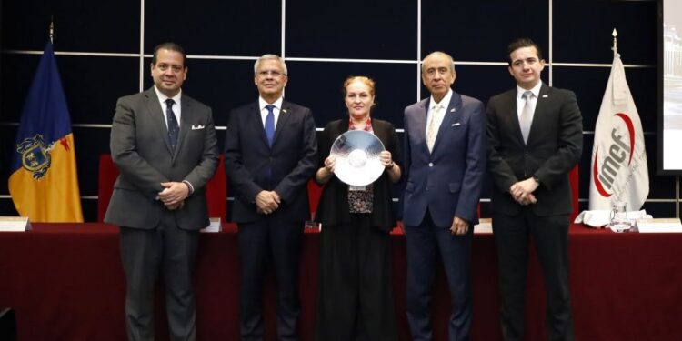 Académica de la UABCS recibe prestigioso premio internacional por su destacada contribución al desarrollo financiero global