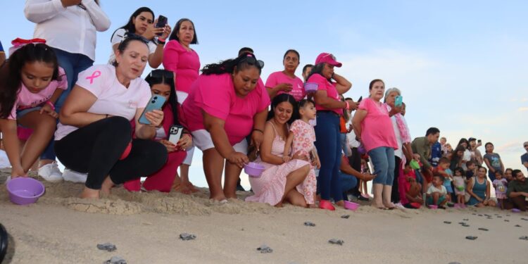 Celebró DIF Los Cabos la liberación de tortugas con personas sobrevivientes de cáncer de mama