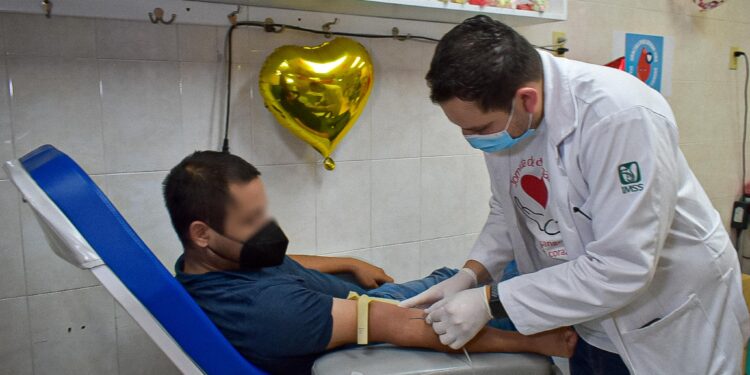 Reconoce IMSS Baja California Sur a personal médico en su día 