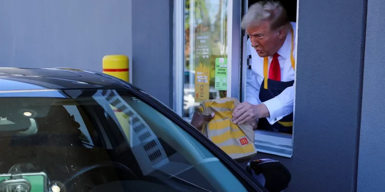 Trump en McDonald’s: “¡He trabajado más tiempo aquí que Kamala!”