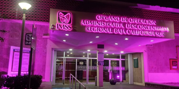 Se Ilumina IMSS Baja California Sur de color rosa en el marco del Mes de la Sensibilización del Cáncer de Mama 