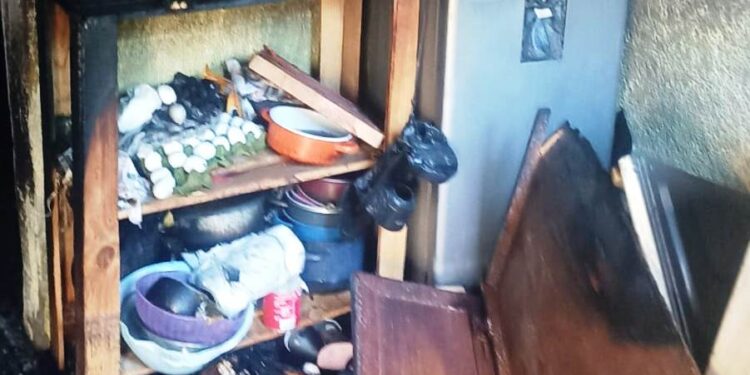 Atienden Bomberos incendio en la colonia Centro de La Paz