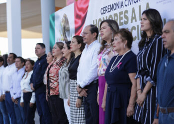 Milena Quiroga encabeza la primera ceremonia de honores a la bandera del XVIII Ayuntamiento de La Paz