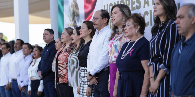 Milena Quiroga encabeza la primera ceremonia de honores a la bandera del XVIII Ayuntamiento de La Paz
