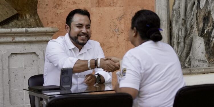 RECIBE CHRISTIAN AGÚNDEZ A FAMILIAS CABEÑAS EN AUDIENCIAS PÚBLICAS