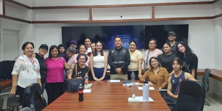 Comerciantes del Tianguis Navideño se capacitan en temas de Protección Civil
