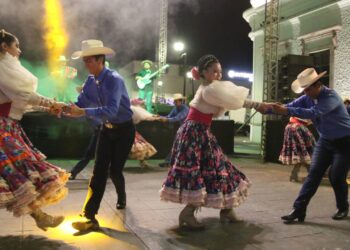 Compositora sudcaliforniana recibe reconocimiento por su trayectoria artística