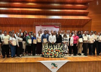 ENTREGA CECYTE BCS NOMBRAMIENTOS DE HOMOLOGACIÓN Y RENIVELACIÓN SALARIAL A MÁS DE 150 DOCENTES