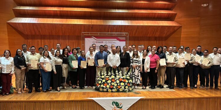 ENTREGA CECYTE BCS NOMBRAMIENTOS DE HOMOLOGACIÓN Y RENIVELACIÓN SALARIAL A MÁS DE 150 DOCENTES
