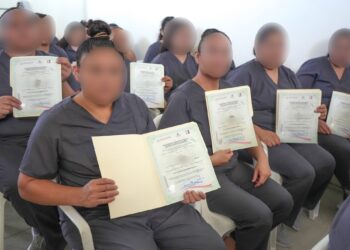 CLAUSURAN EN CENTRO DE REINSERCIÓN SOCIAL DE LA PAZ CURSO DE CONFECCIÓN DE UNIFORMES 