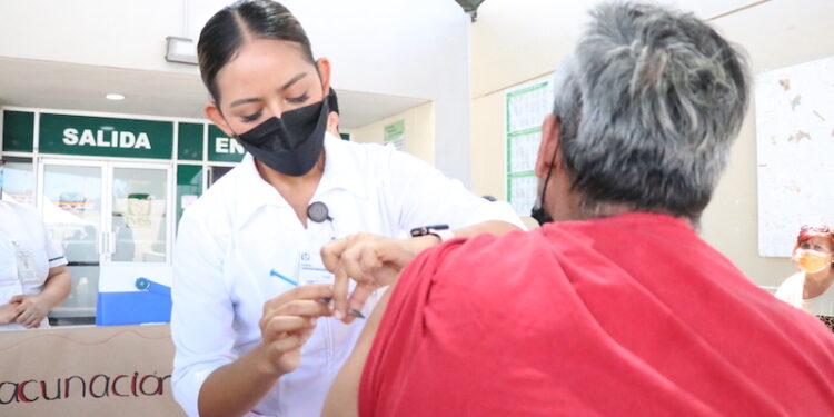 UNIDADES ESTATALES DE SALUD APLICAN VACUNA CONTRA COVID-19 A GRUPOS CON FACTORES DE RIESGO