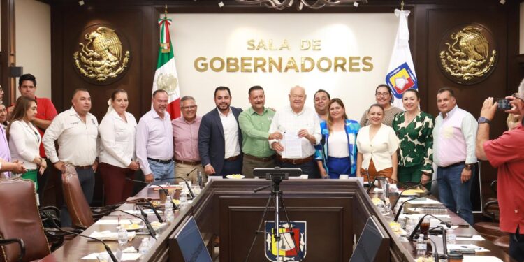 RECIBE GOBIERNO ESTATAL PLIEGO PETITORIO PARA REVISIÓN SALARIAL 2024