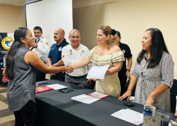 Regidora Marbella González y Bomberos de CSL entregan a docentes reconocimientos por capacitación “Aprende a Mantenerte Seguro”  