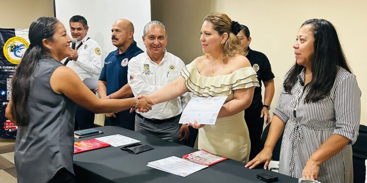Regidora Marbella González y Bomberos de CSL entregan a docentes reconocimientos por capacitación “Aprende a Mantenerte Seguro”  
