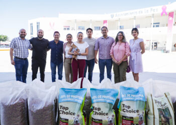 Grupo de jóvenes paceños entrega 300 kilos de croquetas al CEMAC de La Paz