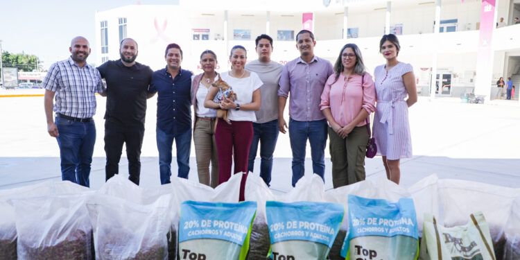 Grupo de jóvenes paceños entrega 300 kilos de croquetas al CEMAC de La Paz