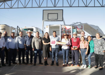 Milena Quiroga entrega un nuevo camión recolector de basura en Los Dolores