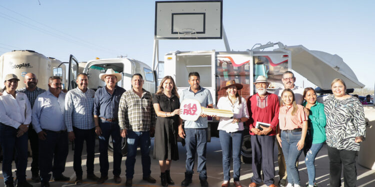 Milena Quiroga entrega un nuevo camión recolector de basura en Los Dolores