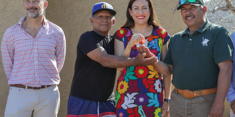Milena Quiroga hizo la entrega de sanitarios para pescadores y visitantes en Playa Punta Lobos