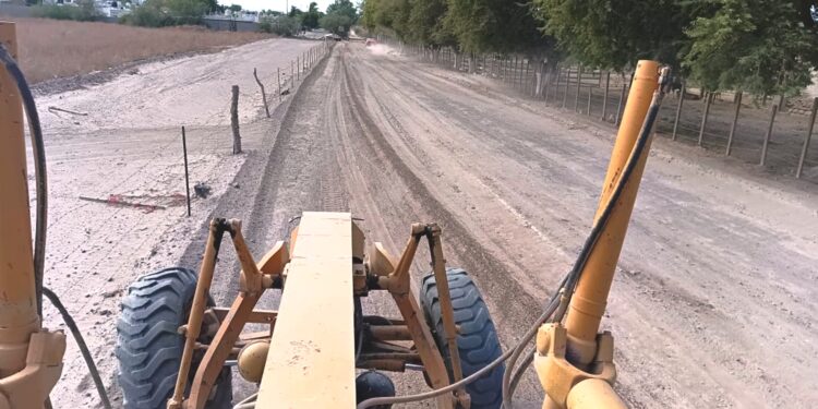 Nivela Servicios Públicos más de 12 kilómetros de accesos alternos de terracería en la ciudad