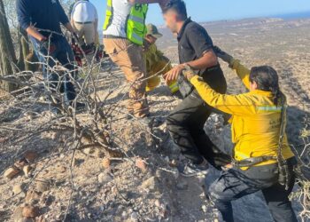 Rescatan a cuatro turistas extraviados en zona de barrancos en La Paz