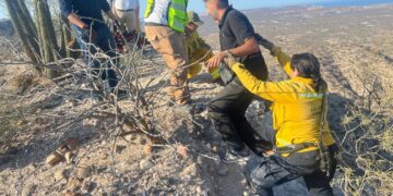 Rescatan a cuatro turistas extraviados en zona de barrancos en La Paz