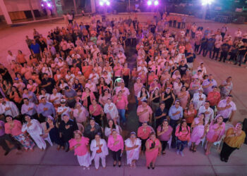 Se ilumina el Ayuntamiento de La Paz en el marco de Octubre Rosa