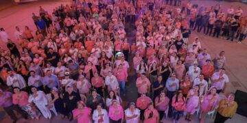Se ilumina el Ayuntamiento de La Paz en el marco de Octubre Rosa
