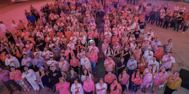 Se ilumina el Ayuntamiento de La Paz en el marco de Octubre Rosa