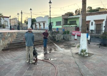 Unen esfuerzos para limpiar la plaza pública de Todos Santos