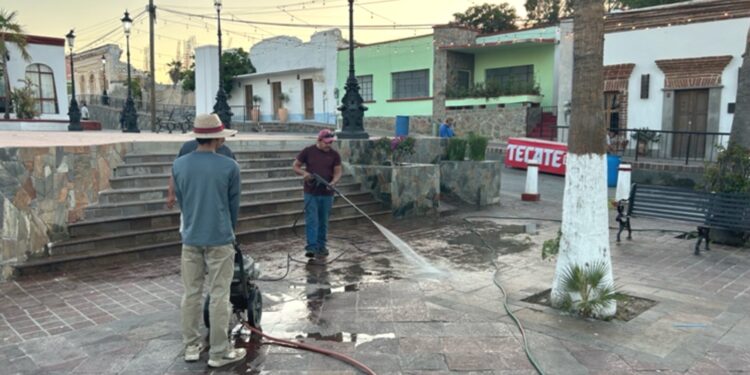 Unen esfuerzos para limpiar la plaza pública de Todos Santos