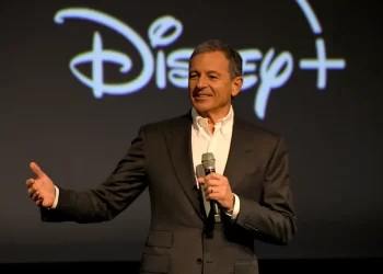 Disney Planearía Nombrar al Sucesor de Bob Iger para 2026: Clave para el Futuro de la Compañía