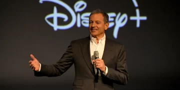 Disney Planearía Nombrar al Sucesor de Bob Iger para 2026: Clave para el Futuro de la Compañía